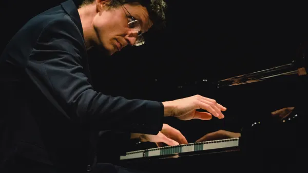 Madžarski pianist Zoltan Fejervari na odru Kulturnega doma Nova Gorica