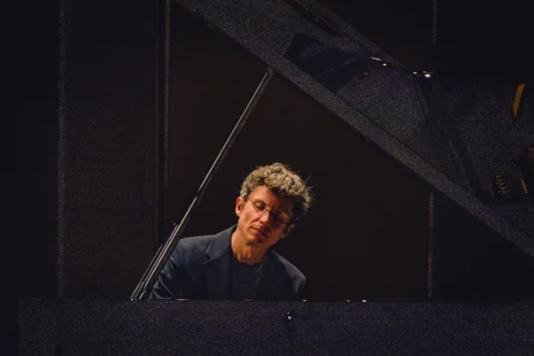 Zoltan Fejervari na odru Kulturnega doma Nova Gorica