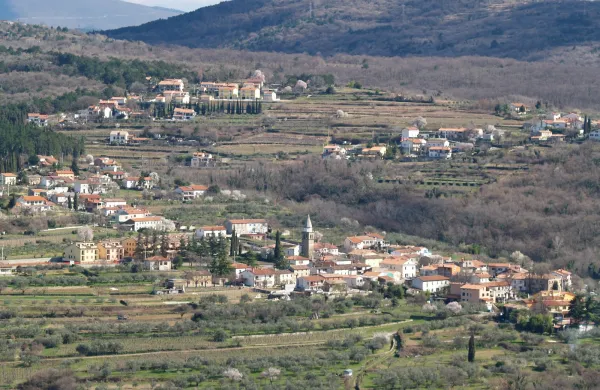 Politična elita na vožnjo z vlakom, krajani pa z razpokami na hi&scaron;ah