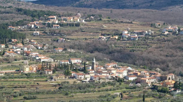 Politična elita na vožnjo z vlakom, krajani pa z razpokami na hi&scaron;ah