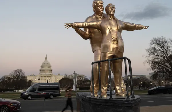 Anonimni umetniki so postavili že tretji kip v tem predelu Washingtona, ki upodablja Trumpa in Epsteina.