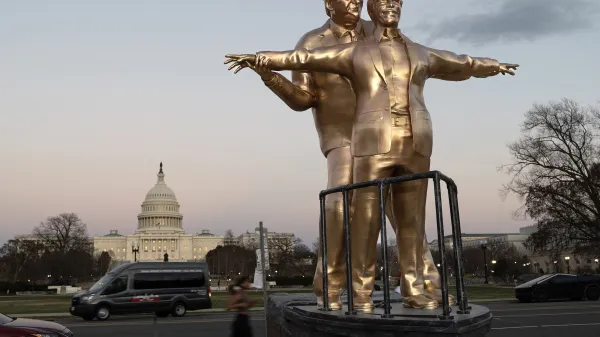 Anonimni umetniki so postavili že tretji kip v tem predelu Washingtona, ki upodablja Trumpa in Epsteina.