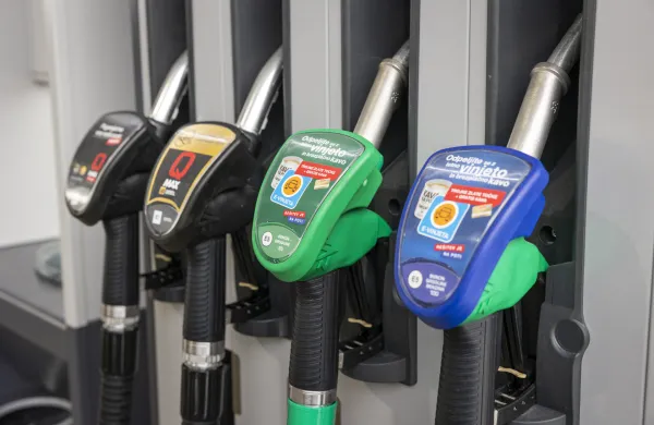 Cene reguliranih naftnih derivatov se bodo s torkom spremenile.