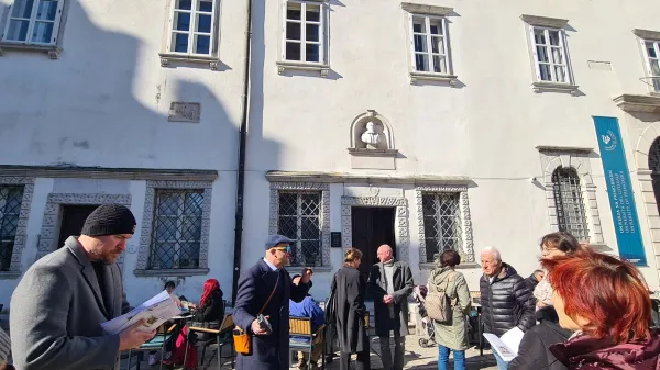 Na mestni sprehod v iskanju Santorijevih sledi