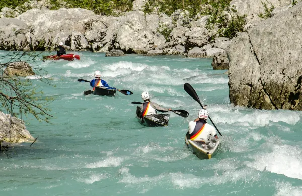 Občine Bovec, Kobarid in Tolmin tik pred zdajci na&scaron;le re&scaron;itve za či&scaron;čenje plovne poti na Soči, v nedeljo se obeta odprtje plovne sezone
