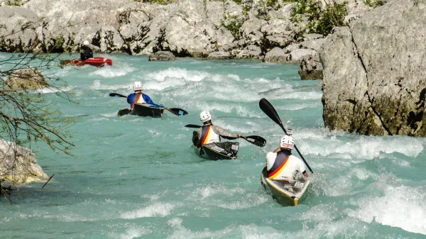 Občine Bovec, Kobarid in Tolmin tik pred zdajci na&scaron;le re&scaron;itve za či&scaron;čenje plovne poti na Soči, v nedeljo se obeta odprtje plovne sezone