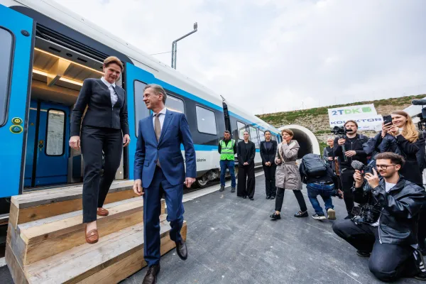 Dekani, 11.3.2026Drugi tir, 2TDK, Otvoritev železni&scaron;ke proge Koper-Divača, svečana otvoritev, Robert Golob in Alenka Bratu&scaron;ek