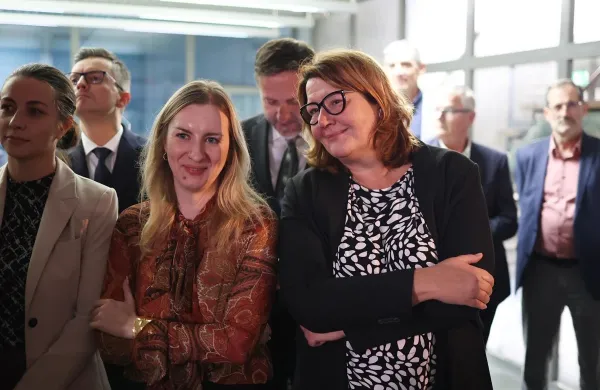 Nekdanja generalna sekretarka Svobode Vesna Vuković (desno) trdi, da posnetki vsebujejo njen glas, "ki pa je bil nezakonito pridobljen in nezakonito obdelan, ponarejen in prirejen z različnimi digitalnimi orodji".