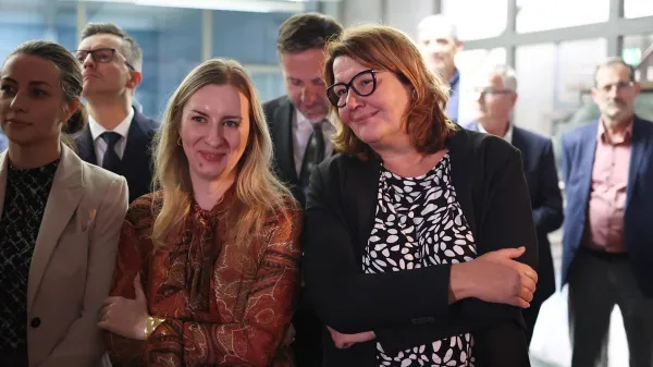 Nekdanja generalna sekretarka Svobode Vesna Vuković (desno) trdi, da posnetki vsebujejo njen glas, "ki pa je bil nezakonito pridobljen in nezakonito obdelan, ponarejen in prirejen z različnimi digitalnimi orodji".