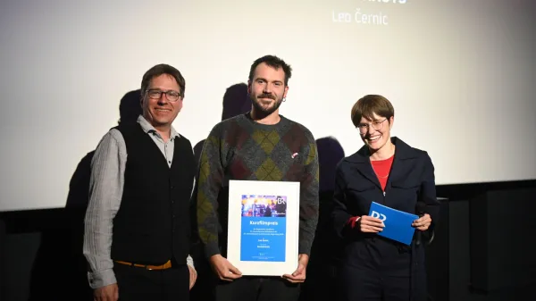 Na mednarodnem festivalu kratkih filmov v nem&scaron;kem Regensburgu je v sredo scenarist in režiser Leo Černic prejel glavno nagrado za kratki film Kozmonavti. 