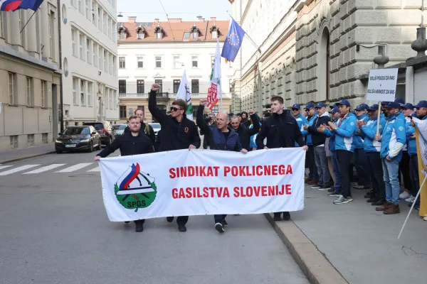 Protestu so se danes kot znak podpore priključili tudi predstavniki Sindikata poklicnega gasilstva Slovenije.