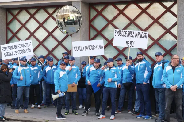 Policijski sindikat s protestom opozarja na slabe razmere v policiji.