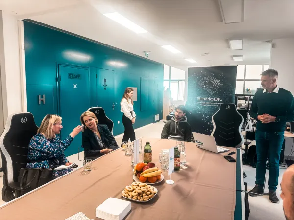 Veleposlanica Nemčije v Sloveniji Sylvia Groneick je obiskala Mediteranski center zdravja in Laboratorij In&scaron;tituta za kineziolo&scaron;ke raziskave ZRS Koper.