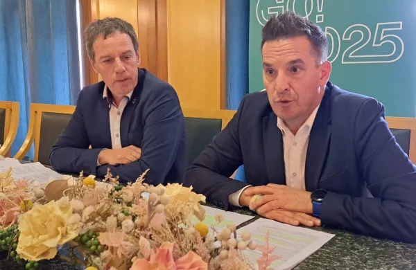 Direktor občinske uprave Ale&scaron; Markočič (levo) in novogori&scaron;ki župan Samo Turel sta včeraj predstavila svoj pogled na neizvajanje sklepa svetnikov glede priključitve družbe Mestne storitve k družbi Kenog.