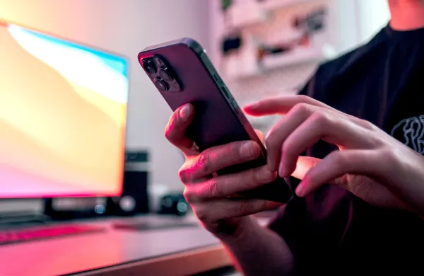 nedovoljeno fotografiranje telefonunsplash.com ni potreben podpis avtorja