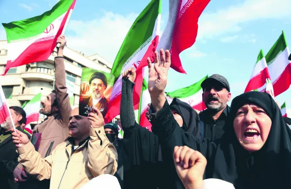 Zborovanje na trgu Enghelab v Teheranu, na katerem so izrazili zvestobo novemu iranskemu vrhovnemu voditelju Mojtabu Khameneiju.