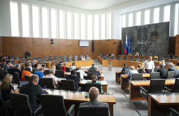 Ljubljana, DZ.Izredna seja DZ, na kateri so med drugim obravnavali predlog novele zakona o zasciti zivali, predlog novele zakona o osnovni soli ter predlog za razpis posvetovalnega referenduma o povisanju obrambnih izdatkov RS.