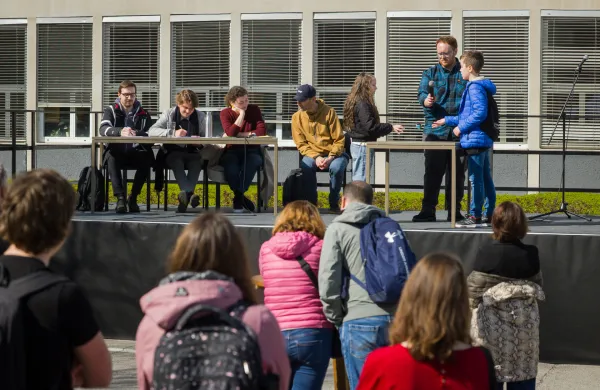 Ljubljana, Fakulteta za matematiko in fiziko.Praznovanje Dneva stevila Pi, ki ga pripravlja Fakulteta za matematiko in fiziko Univerze v Ljubljani, z drzavnim tekmovanjem v recitiranju decimalk stevila Pi in tekmovanjem v peki pit.
