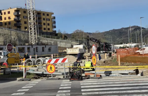 Zaradi izhlapevanja plina gasilci in policisti stražili ves dan