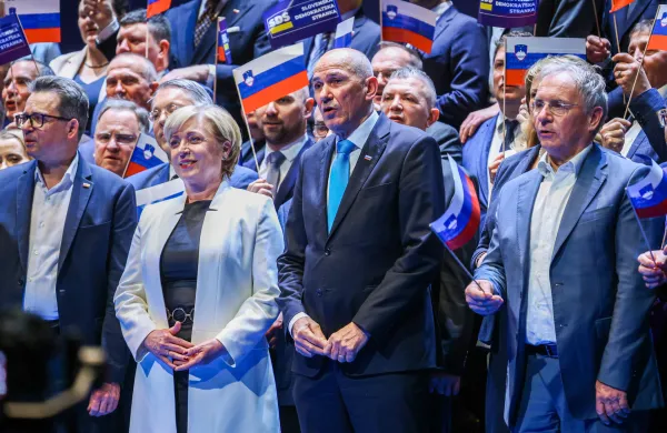 Ljubljana, Odiseja.Predvolilna konvencija SDS, na kateri so kandidati SDS za drzavnozborske volitve predstavili program Za Slovenijo, ob 37. obletnici ustanovitve obeh predhodnic SDS (SDZ in SDSS) pa bodo podelili tudi najvisje priznanje stranke, diamantni znak SDS.