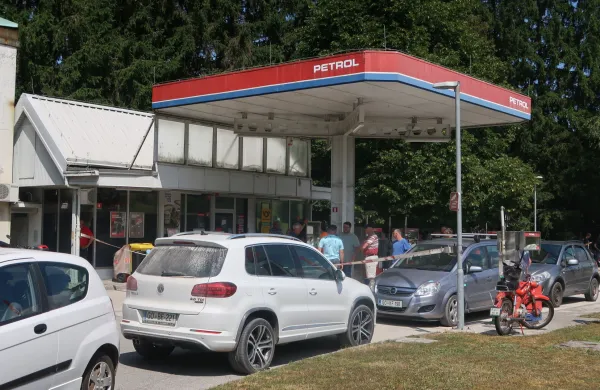 Po lanskih poletnih protstih zaradi zapore &scaron;tirih Petrolovih servisov, tudi v Črnem Vrhu, se na podeželju &scaron;iri strah pred ponovno, tokrat trajno zaporo.