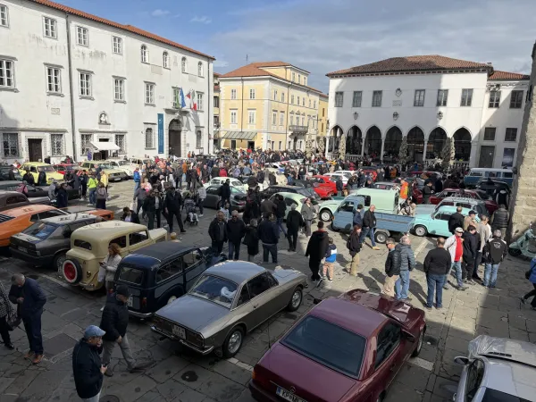 Srečanje starodobnikov na Titovem trgu.