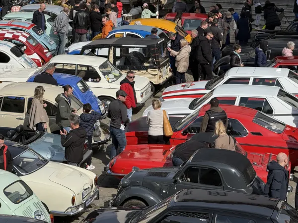 Srečanje starodobnikov na Titovem trgu.