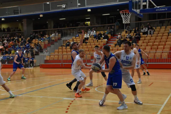  Gorica Žan Petejan obramba žoga Hidria nEJC Martinčič