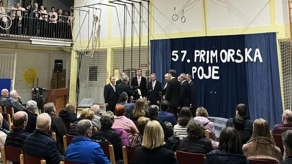 Revija Primorska poje je za svoje leto&scaron;nje osrednje geslo izbrala Kosovelov verz "Na&scaron; spev je strasten, na&scaron;a moč je živa".