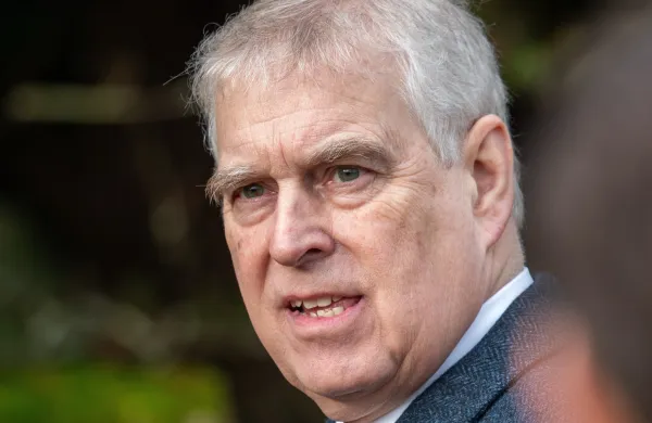 Princ Andrew naj bi se neprimerno dotikal žrtvinega prsnega ko&scaron;a, zatem pa naj bi jo Epstein posilil.