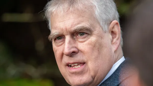 Princ Andrew naj bi se neprimerno dotikal žrtvinega prsnega ko&scaron;a, zatem pa naj bi jo Epstein posilil.