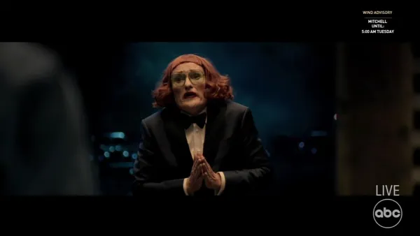 V teto Gladys iz filma Ura izginotja (Weapons) se je preoblekel tudi voditelj Conan O'Brien