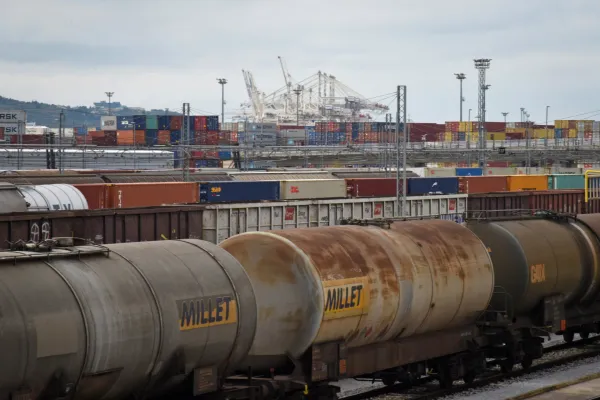 Koper, Sermin.Terminal instalacija Sermin, Petrolovo skladisce naftnih derivatov.Pogled proti Luki Koper.
