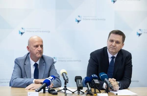 Predsednik DVK Peter Golob in direktor službe DVK Igor Zorčič sta zagotovila, da priprave na izvedbo parlamentarnih volitev potekajo skladno z načrti.