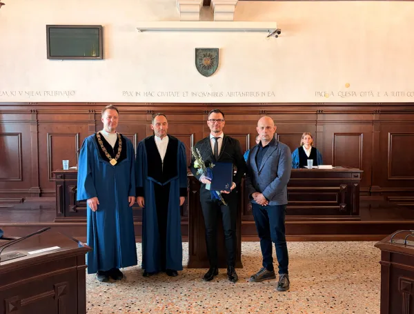 Univerza na Primorskem s &scaron;tirinajstimi novimi doktoricami in doktorji znanosti