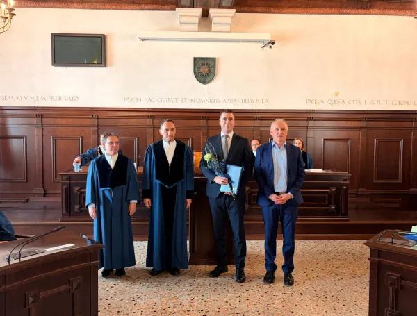 Univerza na Primorskem s &scaron;tirinajstimi novimi doktoricami in doktorji znanosti