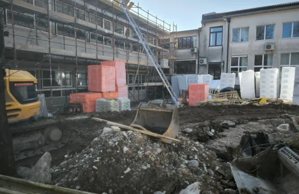 Pouk v Kanalu kljub gradnji poteka brez večjih zapletov