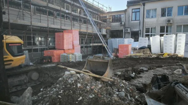 Pouk v Kanalu kljub gradnji poteka brez večjih zapletov