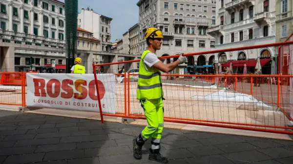 Na Goldonijevem trgu so se začela obnovitvena dela