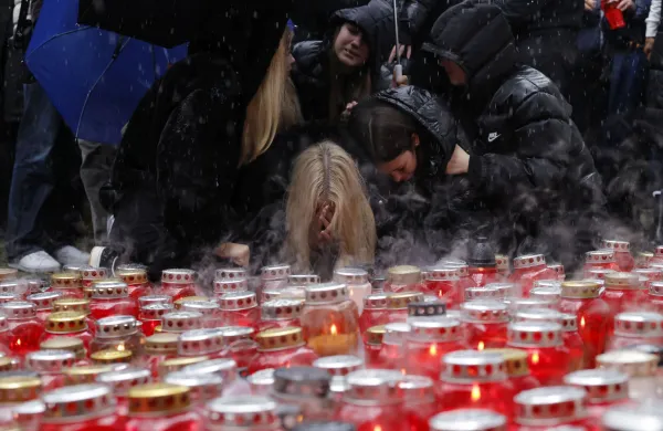 Slovenija, Novo mesto, 26.10.2025, 26. oktober 2025Ljudje prižigajo sveče v spomin mo&scaron;kega ki je umrl pred lokalom patriot, družba,Foto: Borut Živulović/F.A.Bobo