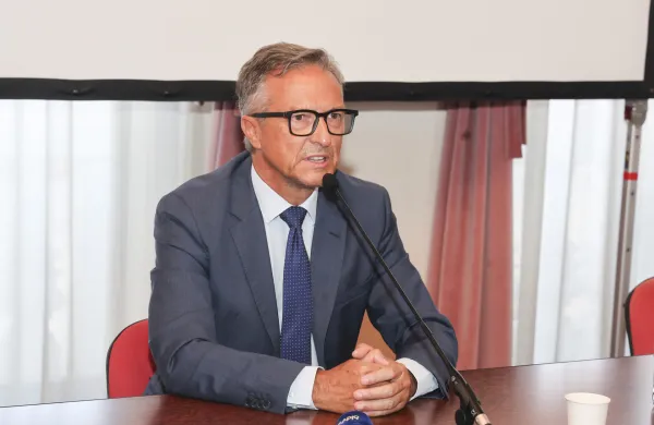 Koper, 29.08.2024Tiskovna Konferenca, Felice Žiža, protestno obracanje tabel z zgodovinskimi imeni ulic in trgov, table