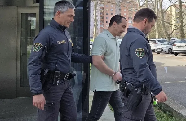 S spu&scaron;čenimi hlačami silil najstnika, naj ga zadovolji