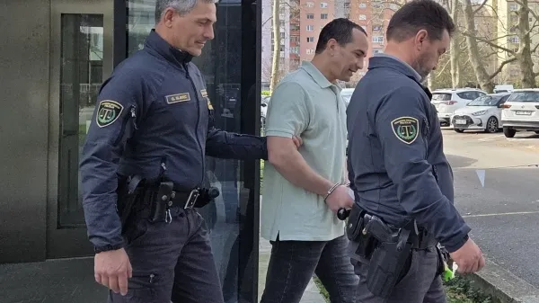 S spu&scaron;čenimi hlačami silil najstnika, naj ga zadovolji