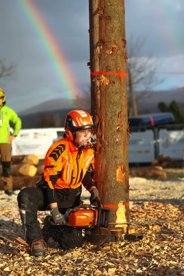 &Scaron;tudentka gozdarstva Ma&scaron;a Kurent med tekmovanjem.