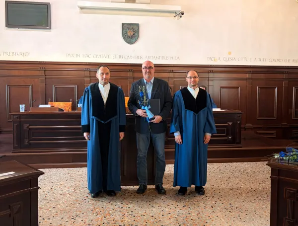 Inavguriranih &scaron;tirinajst rednih profesoric in profesorjev Univerze na Primorskem