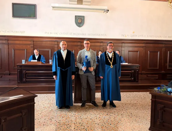 Inavguriranih &scaron;tirinajst rednih profesoric in profesorjev Univerze na Primorskem