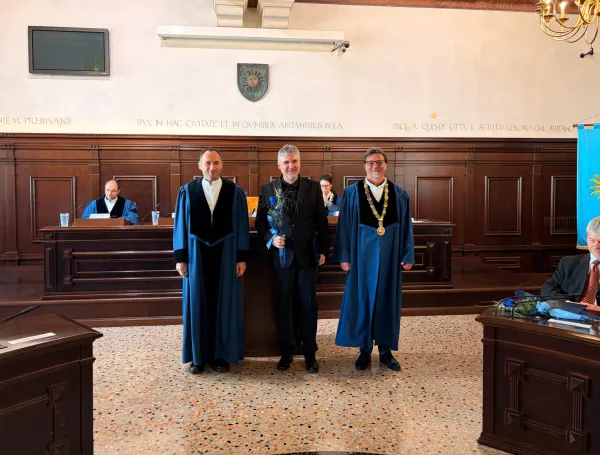 Inavguriranih &scaron;tirinajst rednih profesoric in profesorjev Univerze na Primorskem