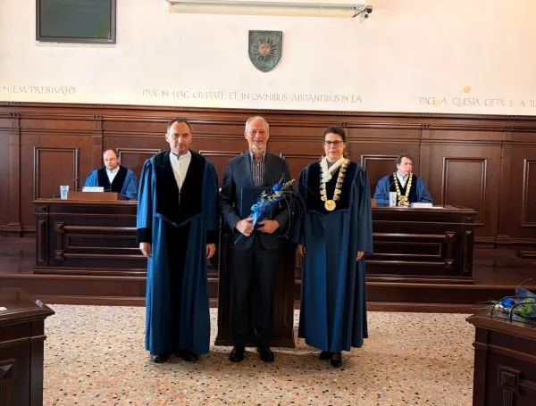 Inavguriranih &scaron;tirinajst rednih profesoric in profesorjev Univerze na Primorskem