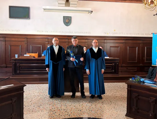 Inavguriranih &scaron;tirinajst rednih profesoric in profesorjev Univerze na Primorskem