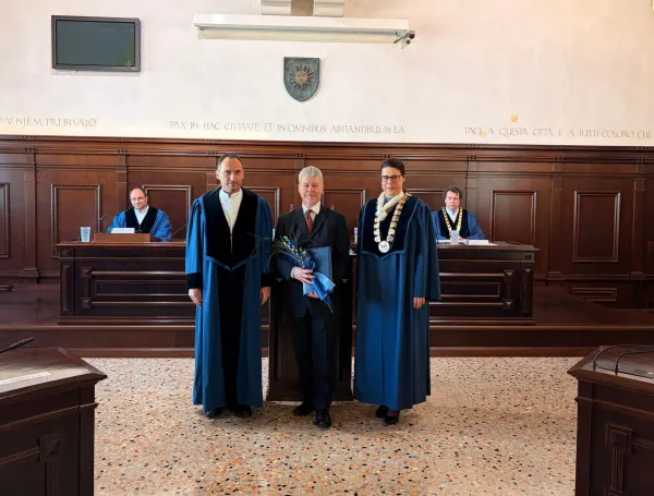 Inavguriranih &scaron;tirinajst rednih profesoric in profesorjev Univerze na Primorskem